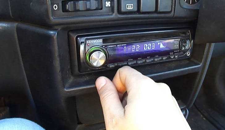 Выбор диапазона частот FM/AM на панели управления