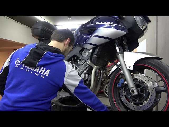 Как снять переднее колесо и тормозной суппорт на Yamaha TDM 900