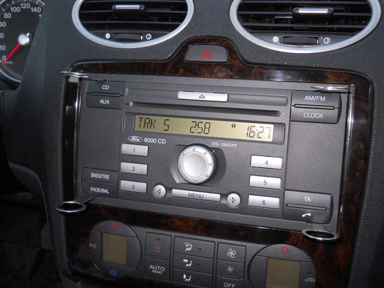 Где aux в ford focus 2