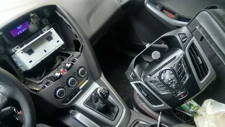 Поиск разъема AUX в центральной консоли Ford Fusion