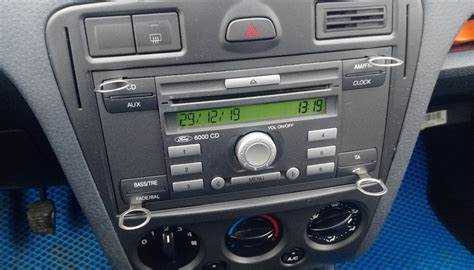 Где находится aux ford fusion