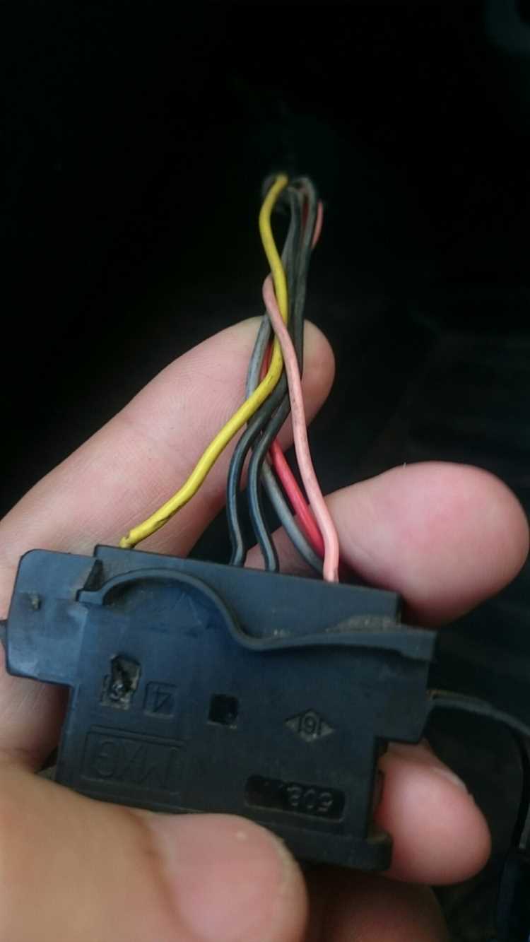 Точное местоположение разъема OBD-II на Renault Logan