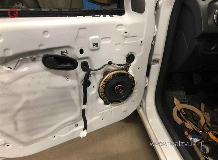Где находится звуковой сигнал на Renault Logan первого поколения