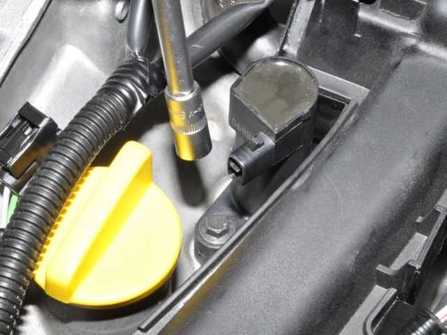 Как безопасно добраться до свечей зажигания под капотом Renault Sandero
