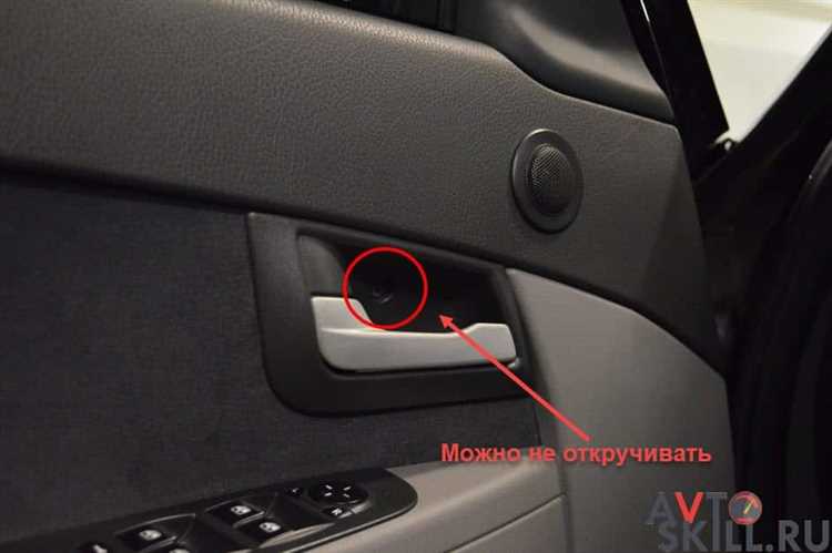 Как безопасно снять декоративные накладки и ручку двери