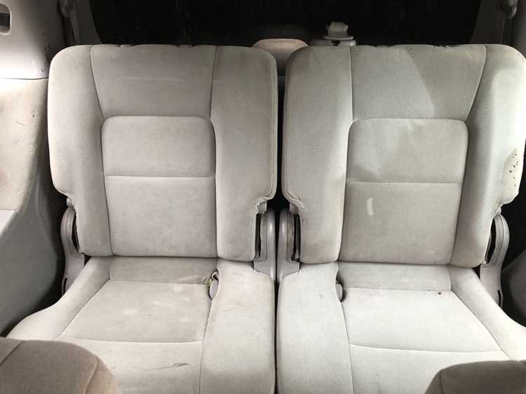 Как снять третье сиденье на Kia Carnival