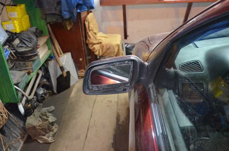 Удаление защитной накладки зеркала на Opel Astra H