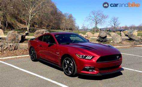 Сравнение задней части кузова: фонари, спойлеры и бампера Mustang GT
