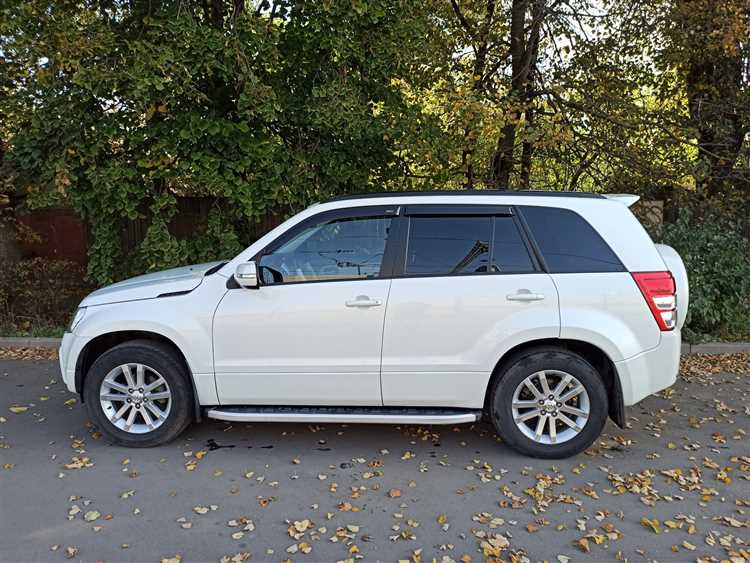 Габариты и формы кузова белой машины Suzuki