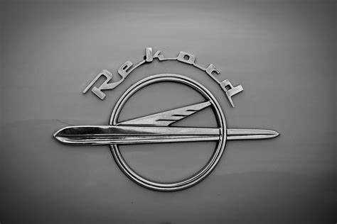 Что символизирует молния на эмблеме Opel