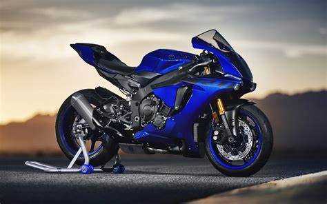 Какую мощность развивает двигатель Yamaha R1 в стандартной комплектации?