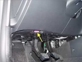Точное расположение разъема OBD-II в салоне