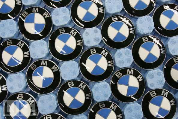 Какие изменения претерпел шрифт и форма логотипа BMW за сто лет