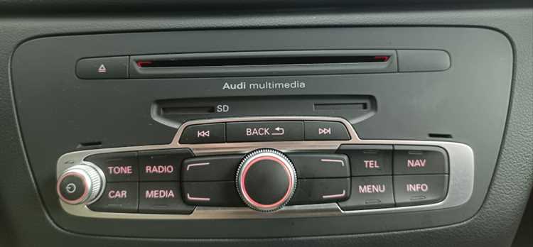 Как найти рычаг открытия капота Audi Q3