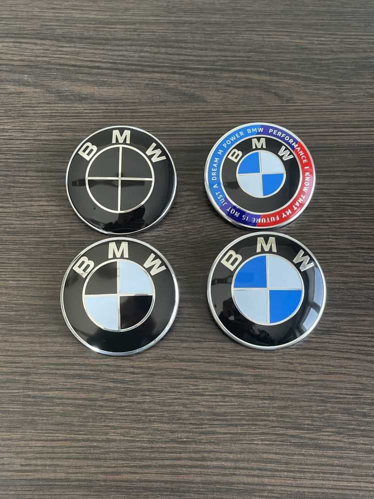 Что означают голубые и белые сегменты на эмблеме BMW