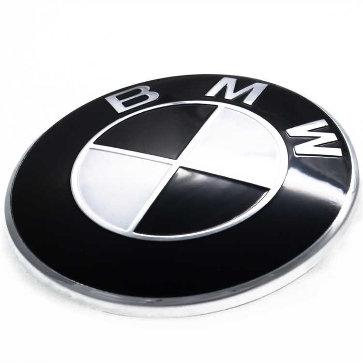 Какой формы и цвета значок BMW