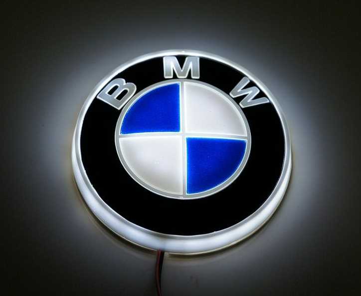 Где именно расположен значок на автомобилях BMW