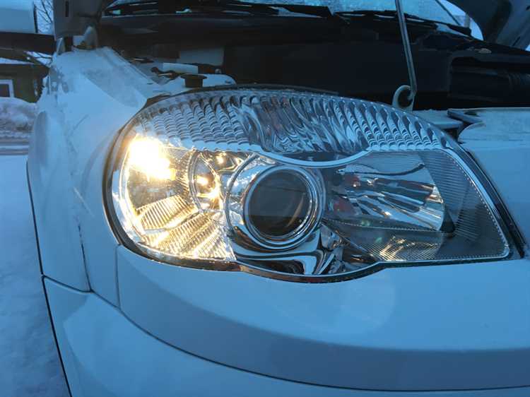 Подготовка к замене лампочки ближнего света на Chevrolet Niva