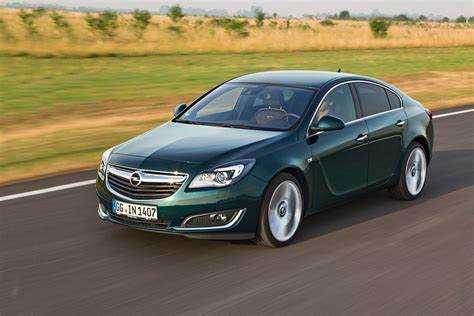 Какие факторы влияют на цену Opel Insignia в 2025 году?