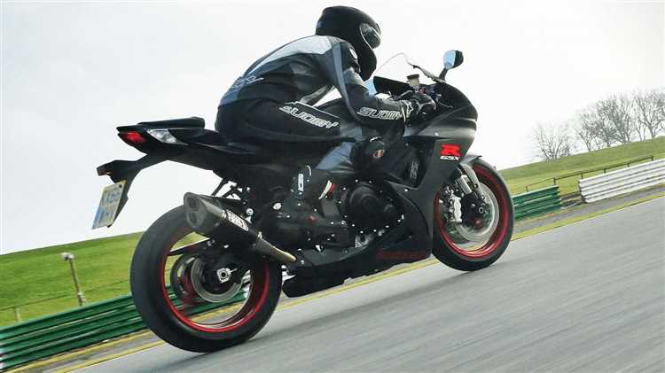 Как влияет вес Suzuki GSX R600 на динамику и ускорение мотоцикла?