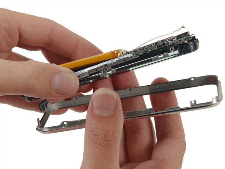 Снятие экрана iPhone SE без повреждений
