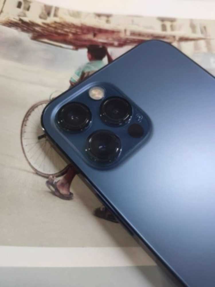 Устойчивость стекла камеры iPhone 12 к механическим повреждениям