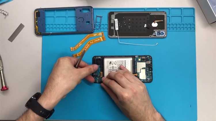 Снятие задней крышки Samsung A30 без повреждений