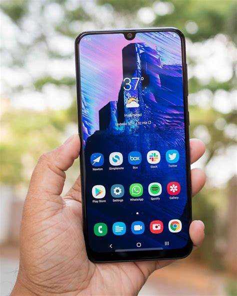 Что нужно учитывать при сравнении цен на Samsung Galaxy A50 в разных магазинах?