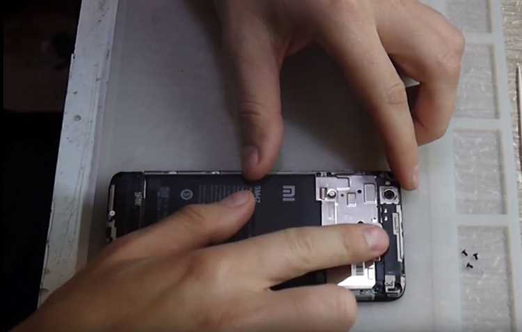 Как безопасно извлечь SIM-карту и карту памяти