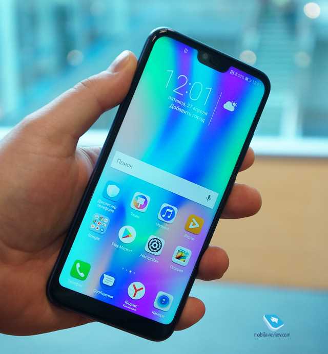 Защитное 2.5D-стекло придаёт передней панели плавные очертания, а олеофобное покрытие снижает появление отпечатков.