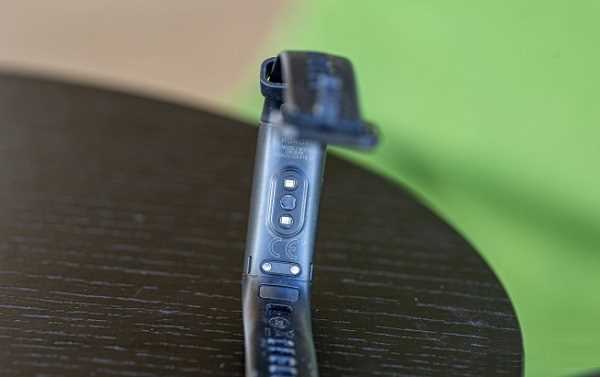 Зарядка Honor Band 5 через контакты с помощью проводов и блока питания