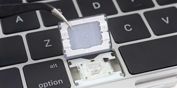 Как чистить клавиатуру Mac от жирных следов и отпечатков пальцев
