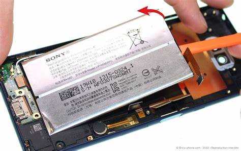 Важно соблюдать осторожность при разборке: стеклянная задняя крышка Sony Xperia приклеена прочным составом, а под ней расположены хрупкие шлейфы. Неправильное открытие корпуса может привести к повреждению датчиков или основной платы. Поэтому разогрев клеевого слоя и равномерное поддевание крышки – ключевые этапы, которые определяют успех всей процедуры.