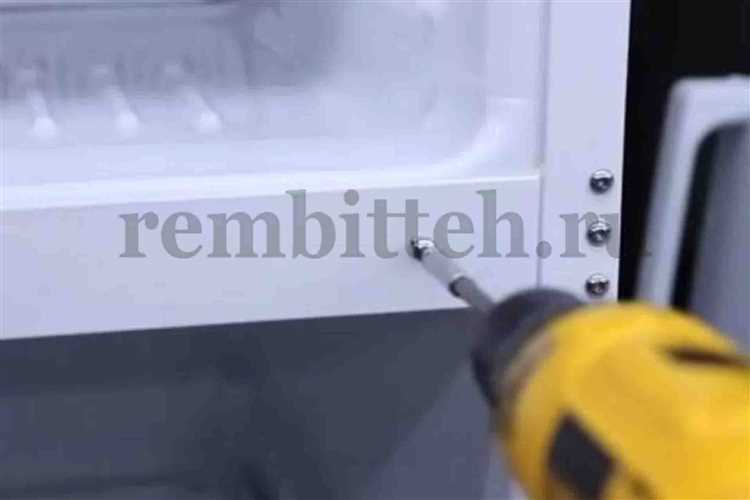 Модель Beko RCNK321E21W поддерживает перенавешивание дверей, что позволяет адаптировать прибор к особенностям кухни. Однако процесс требует внимательности, так как конструкция включает отдельные петли для верхней и нижней дверцы, а также электропроводку для управления дисплеем.