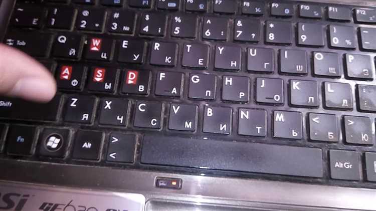 Шаги по снятию крышки ноутбука Lenovo для доступа к шлейфу