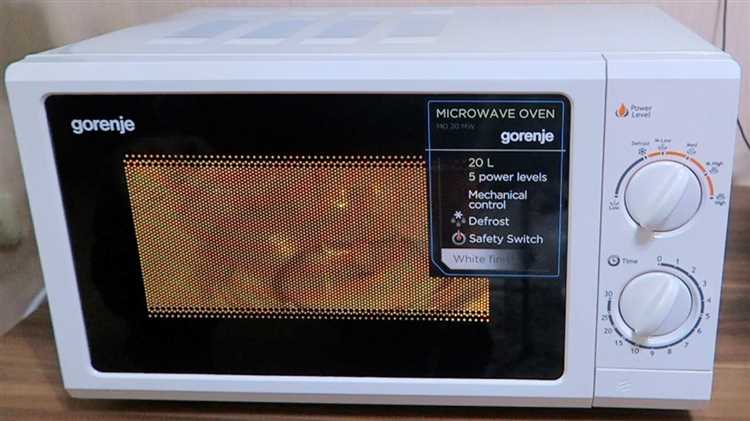 Микроволновая печь Gorenje MO20A3W предоставляет несколько уровней мощности, что позволяет оптимизировать процесс нагрева и готовки в зависимости от типа продуктов. Использование правильного уровня мощности поможет сохранить вкус и текстуру пищи, а также избежать перегрева или недостаточного прогрева.