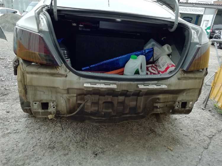 Перед заменой следует подготовить автомобиль: заглушить двигатель, поднять дворники в сервисное положение и аккуратно зафиксировать. Нельзя оставлять рычаги без щеток, так как при случайном опускании пружина может повредить стекло. Процесс снятия и установки не требует инструментов: старая щетка снимается нажатием на фиксатор, а новая устанавливается до характерного щелчка.