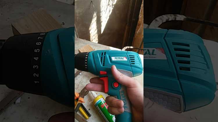 Шуруповерты Makita оснащены быстрозажимными или ключевыми патронами, что влияет на способ смены сверла. Быстрозажимной механизм позволяет заменить оснастку вручную, а для ключевого потребуется специальный ключ.