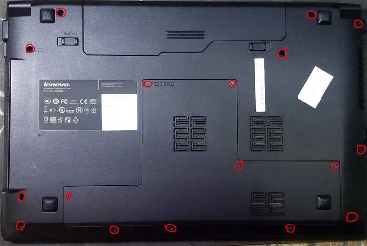 Разборка Lenovo B570e начинается с демонтажа задней крышки и снятия накопителя, оперативной памяти и системы охлаждения. Особое внимание следует уделить шлейфам – их разъёмы фиксируются защёлками, требующими осторожного обращения. Дальнейшие шаги включают снятие клавиатуры, материнской платы и дисплея при необходимости.