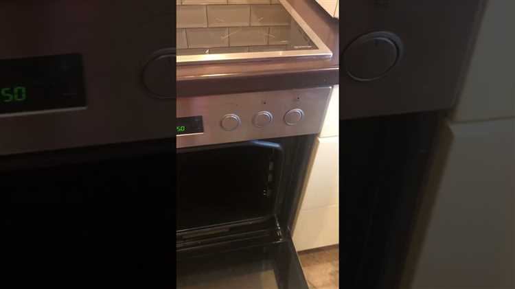 Духовые шкафы Gorenje оснащены многослойным стеклом, которое обеспечивает теплоизоляцию и безопасность. Со временем стекло может запачкаться внутри или нуждаться в замене. Для демонтажа требуется аккуратность, поскольку стеклянные панели хрупкие и могут быть закреплены различными креплениями в зависимости от модели.