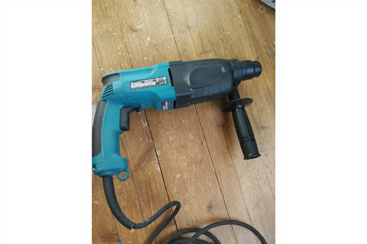 Перфоратор Makita HR2450 оснащён патроном SDS-Plus, который обеспечивает быструю смену оснастки. Однако из-за длительной работы, попадания пыли или неправильной эксплуатации сверло может застрять. Попытки силового извлечения приводят к повреждению крепёжного механизма и увеличению износа патрона.