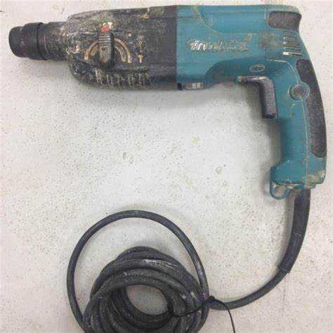 Перфоратор Makita 2450 – надежный инструмент, но со временем его разборка и обслуживание становятся неизбежными. После замены изношенных деталей или ремонта требуется корректная сборка, чтобы избежать перегрева, снижения мощности и преждевременного выхода из строя механизмов.