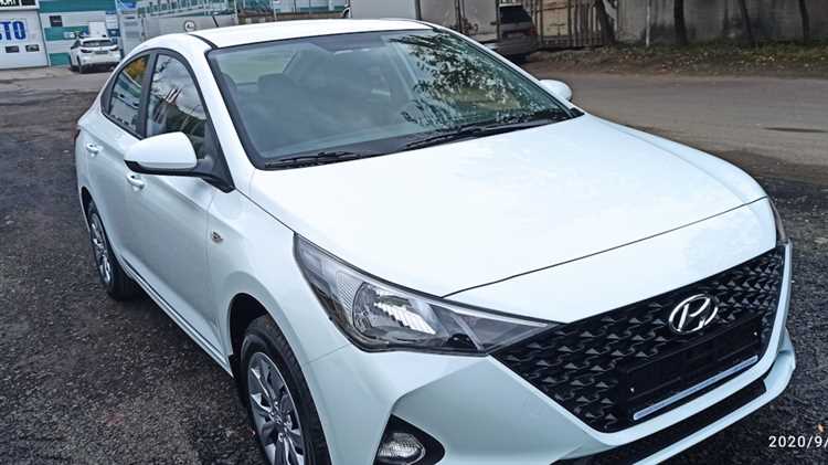 Какие элементы дизайна выделяются на белом Hyundai Solaris