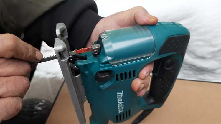 Как вставить лезвие в лобзик makita