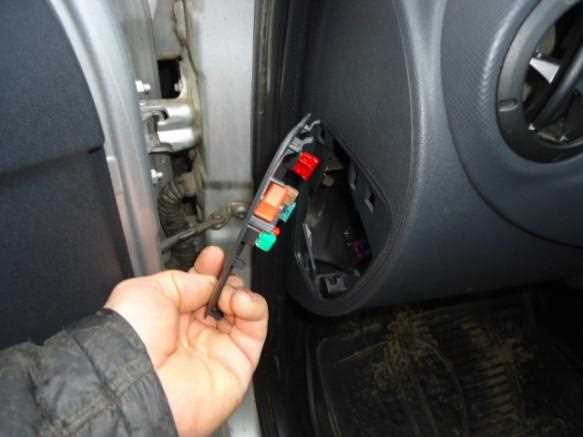 Какой предохранитель отвечает за работу стартера на Nissan Almera G15