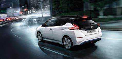 Бесключевой доступ Nissan Leaf функционирует на основе радиосигналов с уникальным кодом. Электронный ключ содержит передатчик, работающий на частоте 315 или 433 МГц, а автомобиль оснащён антеннами, контролирующими зону обнаружения.