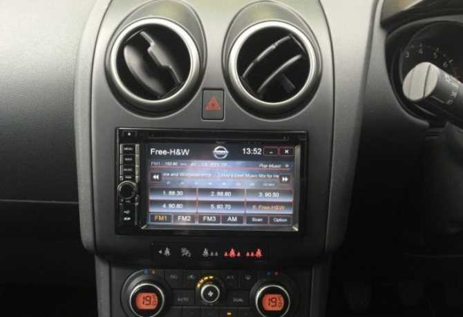 Снятие декоративных панелей вокруг магнитолы Nissan Qashqai
