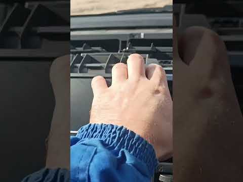 Снятие магнитолы из панели и её безопасное извлечение