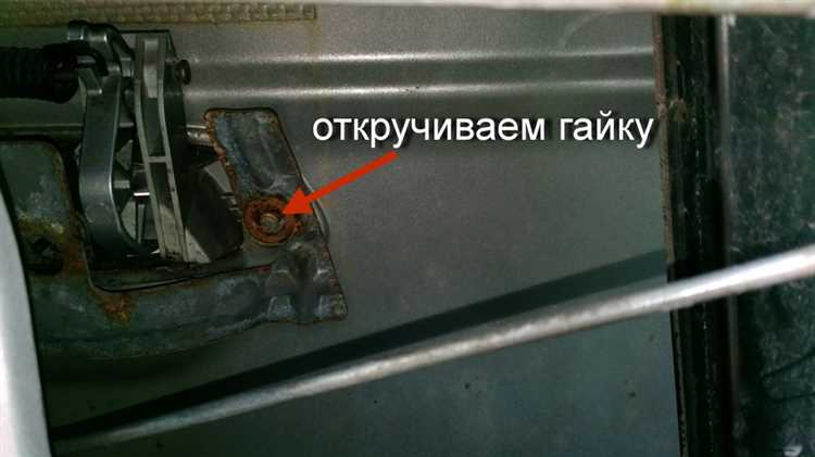 Как снять декоративную накладку на ручке двери