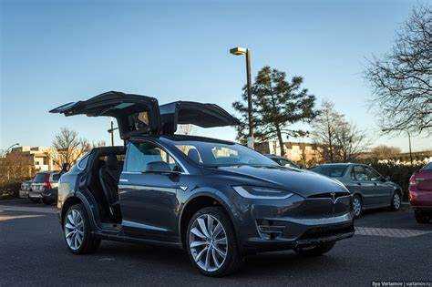 Как воспринимается дизайн Tesla Model X вживую при первом осмотре